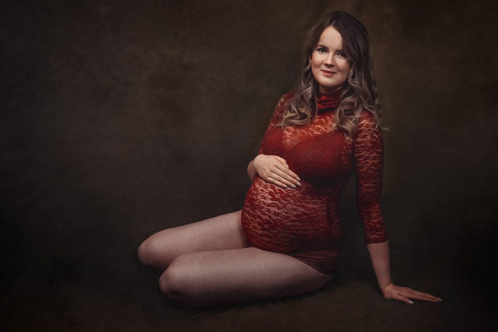Schwangere mit rotem Body beim Schwangerschaftsshooting