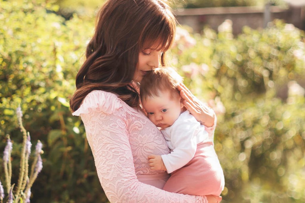 Eine Frau mit einem Baby im Arm